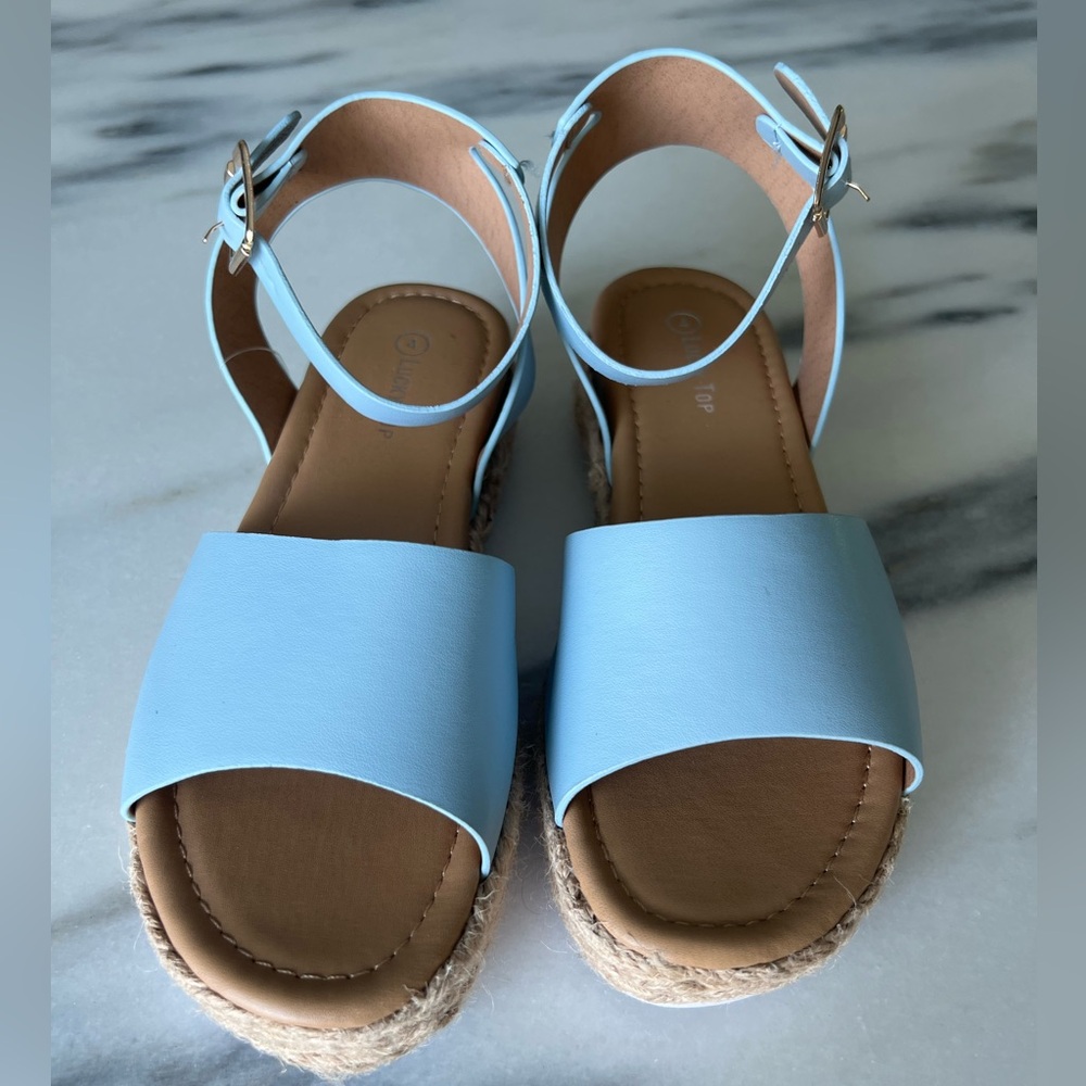 New. Without tags Girls size 4 espadrille sandal blue